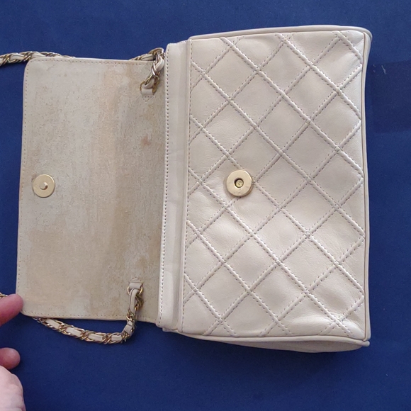 Saks Fifth Avenue vintage cream quilted  Leather Crossbody Bag with chain handle - Picture 6 of 11